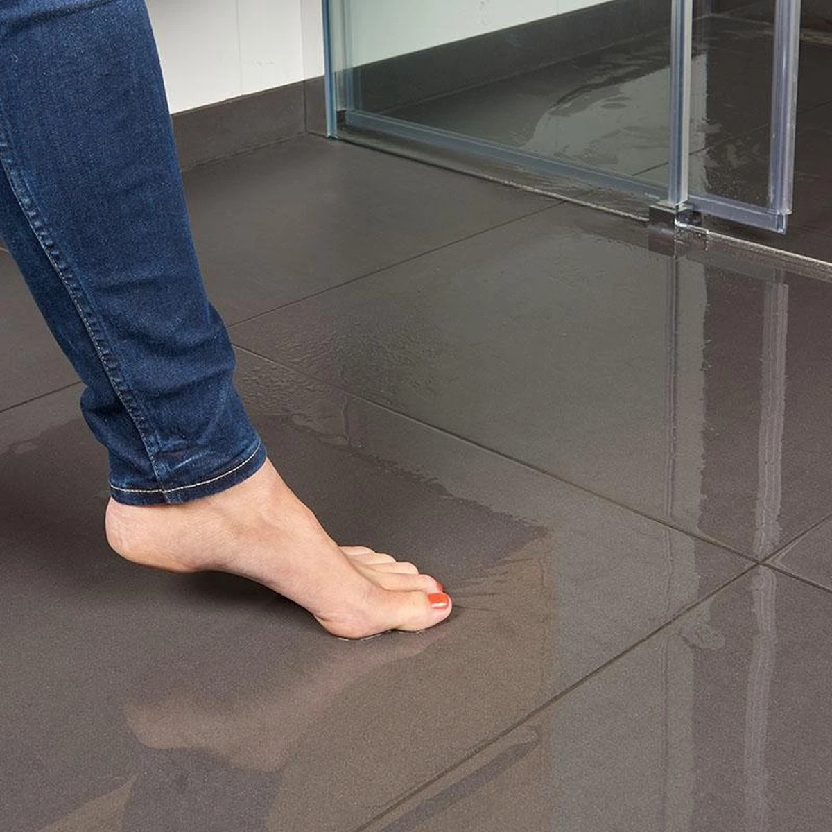 Secucare Anti Slip Spray 100ml - Antislip Voor Tegelvloeren 7 Secucare Anti Slip Spray 100ml - Antislip Voor Tegelvloeren - Afbeelding 5