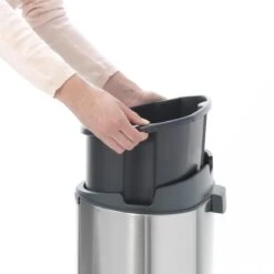 Brabantia Touch Bin Prullenbak - 40 L - Matt Steel Fingerprint Proof -Huishoudelijke Artikelen Winkel 1200x1200 606