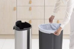 Brabantia Touch Bin Prullenbak - 40 L - Matt Steel Fingerprint Proof -Huishoudelijke Artikelen Winkel 1200x799 15