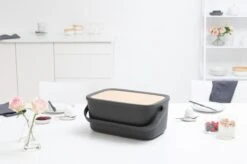 Brabantia Nic Broodtrommel - Met Bamboe Deksel - Dark Grey 25 Brabantia Nic Broodtrommel - Met Bamboe Deksel - Dark Grey -Huishoudelijke Artikelen Winkel 1200x799 2