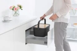 Brabantia Nic Broodtrommel - Met Bamboe Deksel - Dark Grey 26 Brabantia Nic Broodtrommel - Met Bamboe Deksel - Dark Grey -Huishoudelijke Artikelen Winkel 1200x799 3