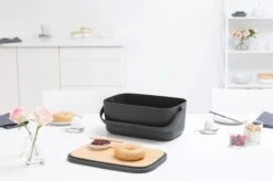 Brabantia Nic Broodtrommel - Met Bamboe Deksel - Dark Grey 29 Brabantia Nic Broodtrommel - Met Bamboe Deksel - Dark Grey -Huishoudelijke Artikelen Winkel 1200x799 5