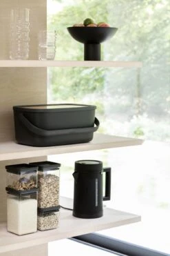 Brabantia Nic Broodtrommel - Met Bamboe Deksel - Dark Grey 27 Brabantia Nic Broodtrommel - Met Bamboe Deksel - Dark Grey -Huishoudelijke Artikelen Winkel 799x1200 2