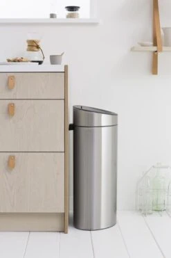 Brabantia Touch Bin Prullenbak - 40 L - Matt Steel Fingerprint Proof -Huishoudelijke Artikelen Winkel 800x1200 24