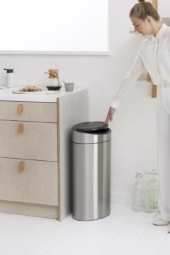 Brabantia Touch Bin Prullenbak - 40 L - Matt Steel Fingerprint Proof -Huishoudelijke Artikelen Winkel 800x1200 25