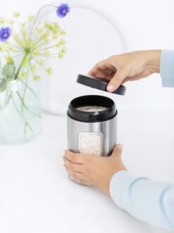 Brabantia Voorraadbus - 1,4 L - Matt Steel Fingerprint Proof / Matt Black Deksel - Met Venster -Huishoudelijke Artikelen Winkel 895x1200 2